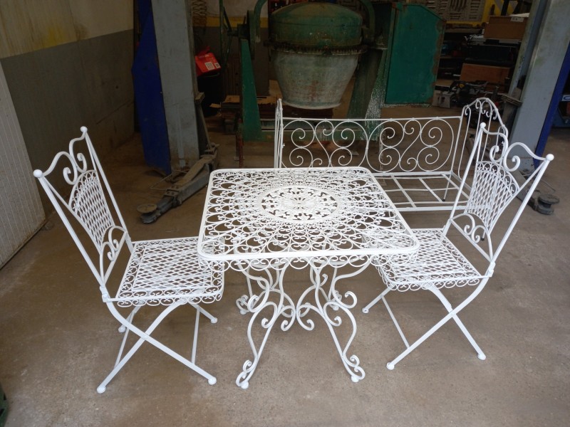 Métallisation sur table de jardin